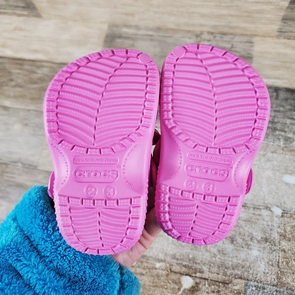 Crocs Classic Kids Clogs Sz 2 / 3 Pink Rubber Slip On Round Toe Slingback Shoe